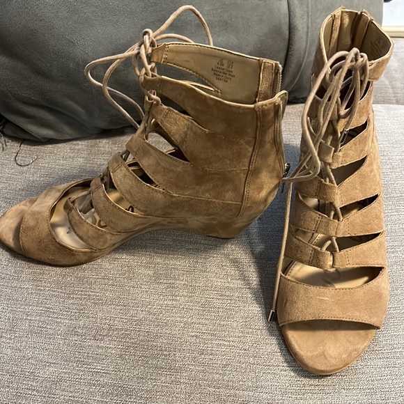 Tan suede shoes. - Picture 4 of 6